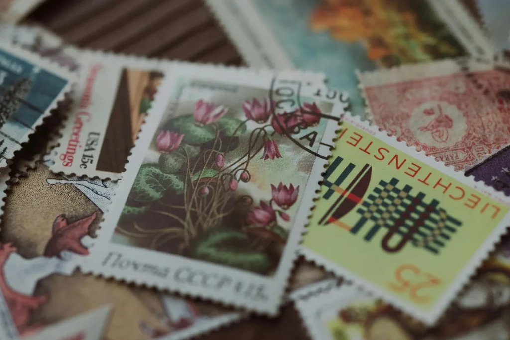 En samling frimärken på ett mörkt träbord