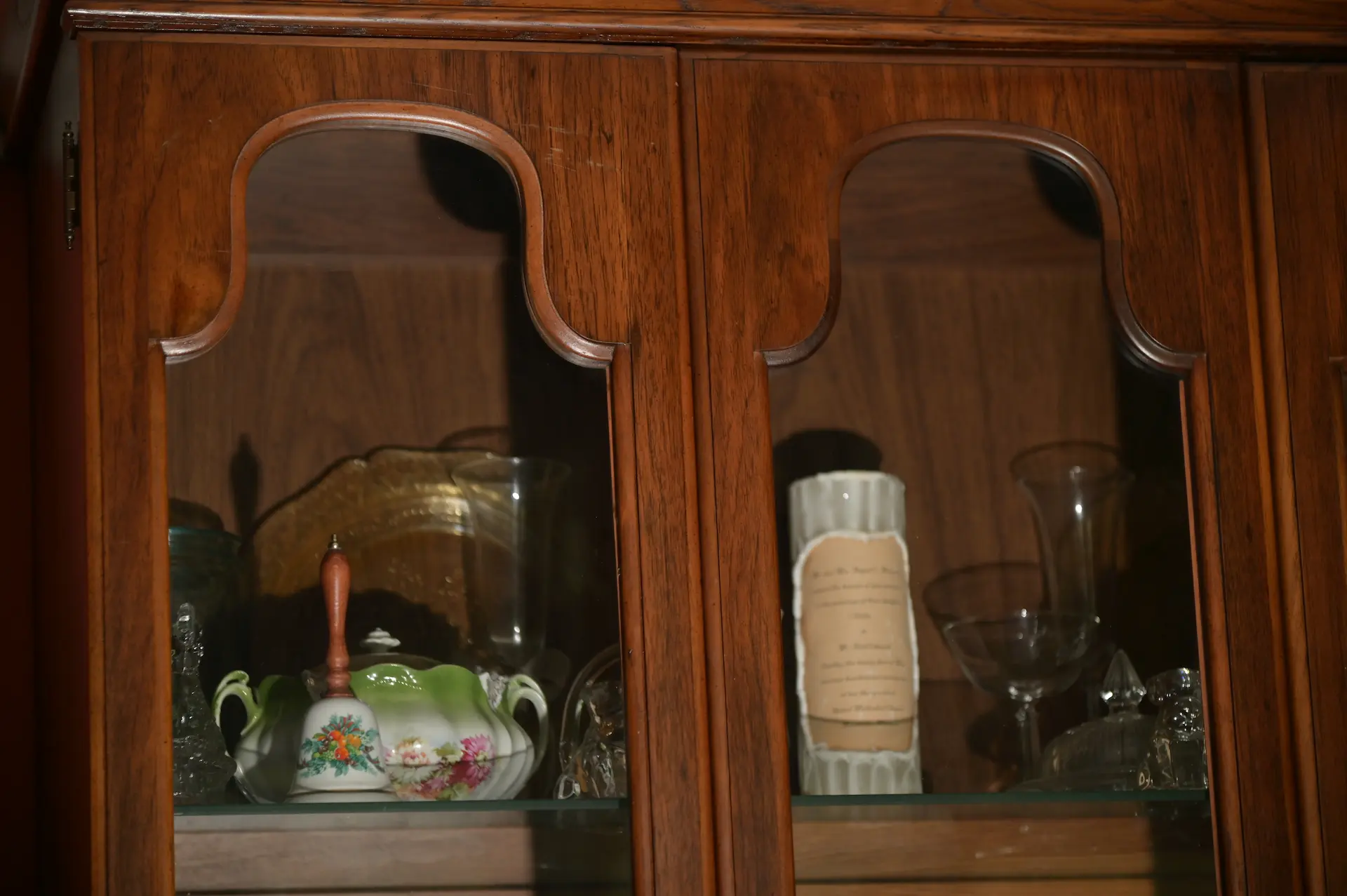 vackert antikt vitrinskåp i trä med glasluckor